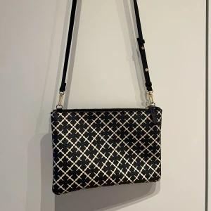 Malene Birger kuvertväska  - Malene Birger kuvertväska med rem. Sparsamt använd. Som ny.  21 cm x 16 cm x 1,5 cm Pris kan diskuteras vid snabb affär. 🩷 Endast Swish. 