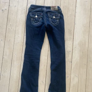 true religion jeans - Säljer mina true religion jeans (säljer flera så gå in på min profil) De är i storlek 26 och bootcut.  Ganska slitna längst ner som man kan se på sista bilden, därav priset. Skriv gärna till mig vid frågor🫶