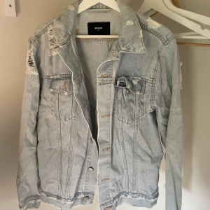 Jeansjacka  - Ljusblå jeansjacka med slitningar. Storlek xs men oversize modell så passar även s och m 