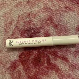 Rosa mascara - Hej det här är en rosa mascara som har aldrig varit använd men bara öppnad hoppas ni kommer köpa priset är 23kr!🤩