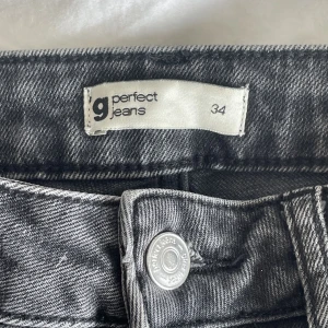 Svart/ grå jeans  -  Super bekväma och sköna jeans som går en bit över höften men man kan absolut dra ner dom till low waist :) 💫💫