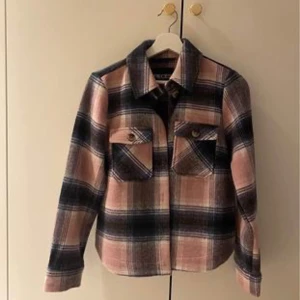 Rutig jacka - Som ny, använd 1 gång