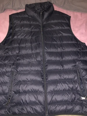 Polo väst  - Använt skick, finns ett litet hål inuti, men de går säkert o fixa hos nån skräddare 