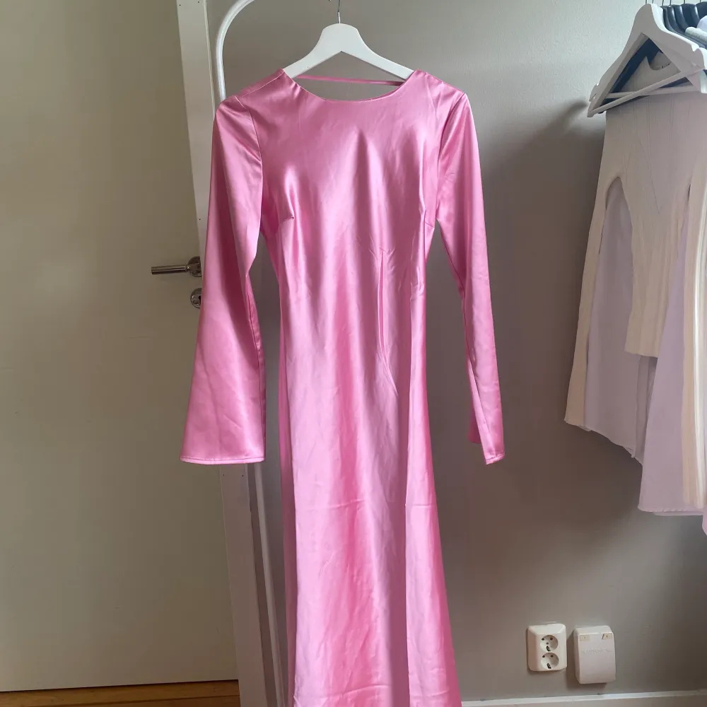 Väldigt fin rosa klänning i storlek XS. Endast använd en gång, har lite små rispor i tyget på ett ställe men det syns bara på nära håll.. Klänningar.