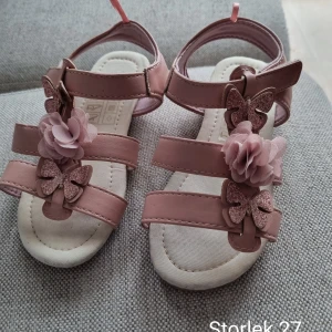 Rosa sandaler med blommor  - Endast använd vid två tillfällen, storlek 27