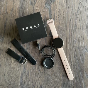 KUURA Smartwatch  - Smartwatch från KUURA i modellen ” KUURA SMARTWATCH FUNCTION F7 v2”. Kommer i orginalförpackning. Medföljer ett svart reservarmband med ett nypris på 199kr. Använd fåtal gånger så inga tecken på användning. Nypriset på klockan är 1990kr.