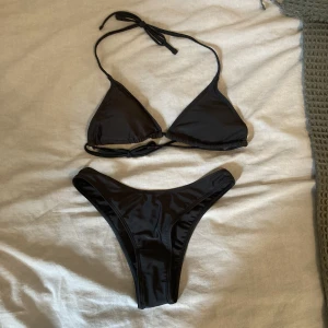 Svart bikini  - Svart triangel bikini från SHEIN storlek S🖤 Helt oanvänd 