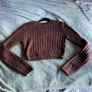 En croppad brun långärmad tröja från HM! Använd några gånger men i bra skick🫶🏼
