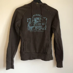 Brun tunn Hoodie - Tunn hoodie från 2000-talet med ett coolt tryck!