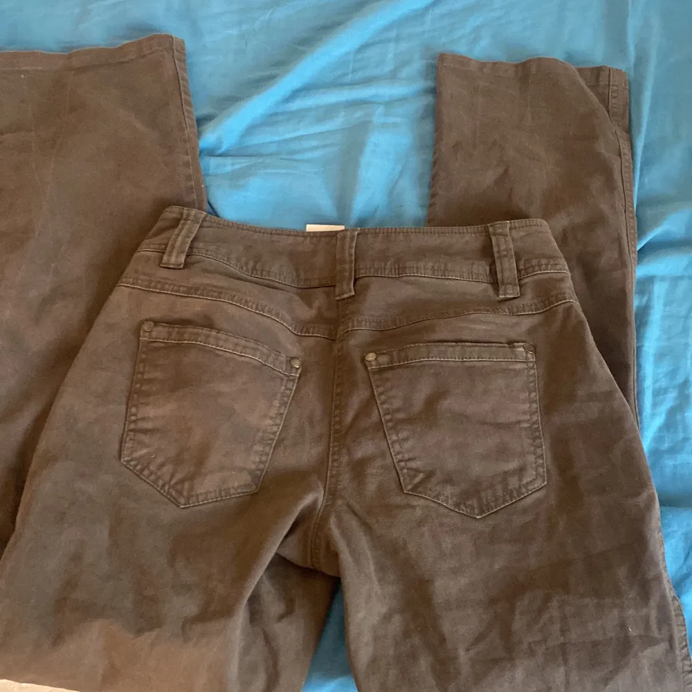 Söta och enkla lo waist jeans med en perfekt brun färg🤎 skriv om ni har frågor!. Jeans & Byxor.