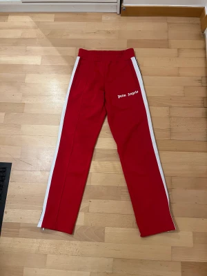 Röda Palm Angles - Röda Palm Angels byxor  - Väldigt bra skick (9/10) - Strl XS Nypris: 3000kr Mitt pris: 1300kr