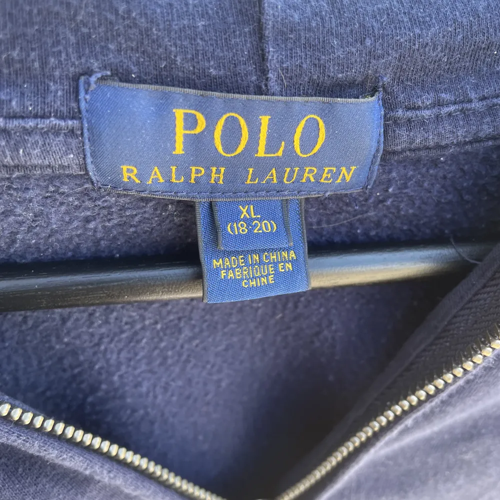Tja. Säljer dennna zip hoodie får ralph lauren för att den inte används längre. Den är i fint skick och sitter i xl i barn storlek och xs-s i vuxen storlek!. Hoodies.