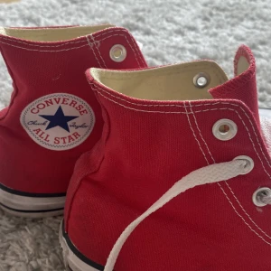 Converse skor  - Säljer dessa äkta, höga Converse skor i stl 39. Inga defekter o är i fint skick. Tvättas innan de postas. Säljs då de inte kommer till användning. 