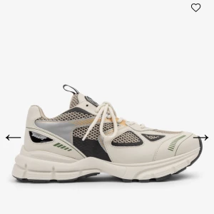 Axel Arigato Skor - Säljer mina Axel Arigato skor! Bra skick, kommer såklart tvätta av dom ordentligt innan dom skickas, skickar bild på det då. Äkta. Nypris: ca 3400kr. Kan diskutera pris vid snabb affär. Fråga för fler bilder. 