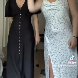 Klänning - En jättefin klänning från Lindex som tyvärr inte passar längre. Endast använd en gång💗kosta 599kr ny