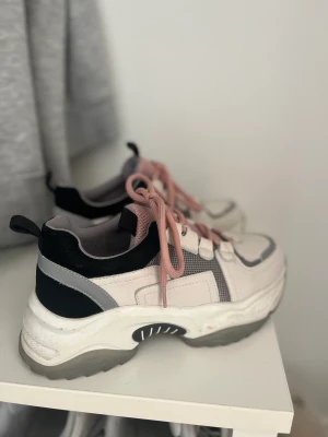 NAKD Sneakers - Säljer ett par NAKD sneakers i storlek 36. Knappt använda!  Pris kan diskuteras ❤️‍🔥