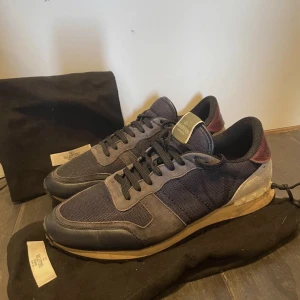 Valentino Rockrunner - Säljer mina valentino rockrunner i storlek 45, de är använda men fortfarande i fint skick!