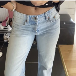 Mid rise jeans  - Super snygga jeans från zara som är mid rise💗använda 1 gång därav säljer jag dom. (Första två bilderna är lånade)