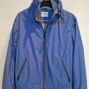 Boomerang jacka - Boomerang jacka i fint använt skick. Finns en fläck bak på ryggen (se bild)