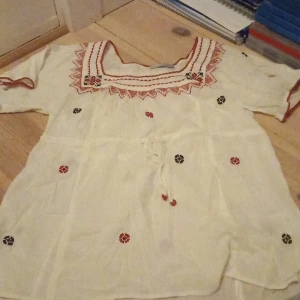 Mönstrade blusar - Det är 3 blusar med lite mönster  80kr styck Den blusen med lite mer rosa tryck är inte ifrån lindex och är i storlek 36.