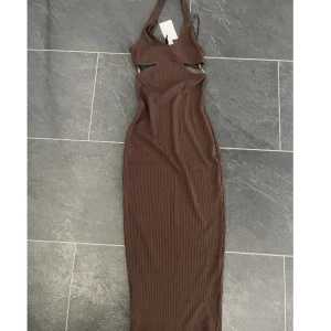 Klänning  - Oanvänd klänning  Prislapp sitter kvar  Pris kan diskuteras vid snabbaffär 