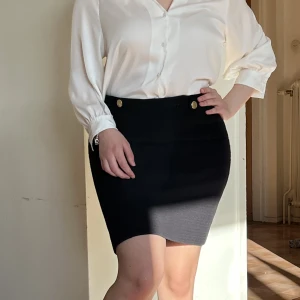 Kjol - En jättefin kjol som är i nyskick, jätteelegant och tjockt material