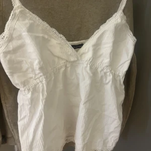 Topp - Söt Topp från brandy melville💞Aldrig använd så nyskick! Slutsåld på hemsidan och i butik🩷 one size men passar mig som brukar ha xs/s den är även elastisk så den passar fler strl💓