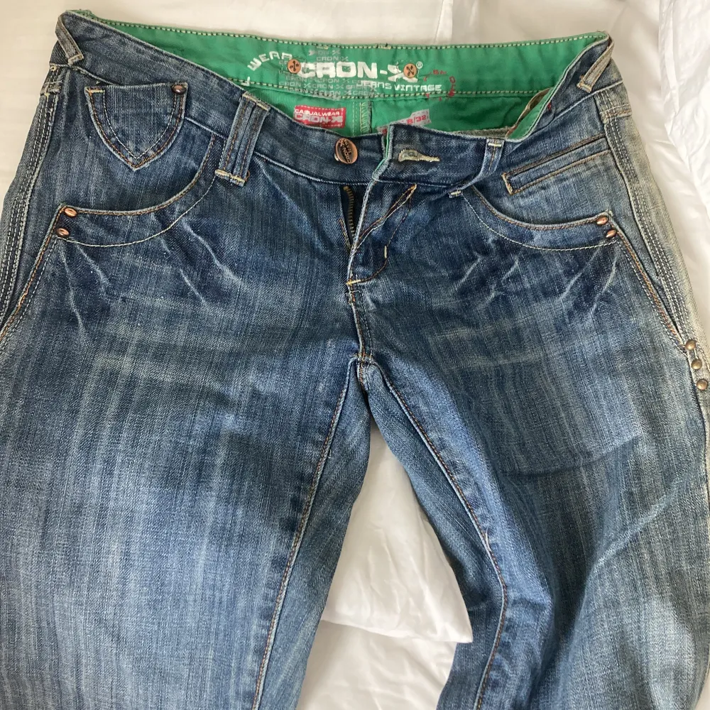 Jättefina vintage Low waisted jeans, som nästan aldrig är använda💞Säljer på grund av att det är fel storlek för mig! . Jeans & Byxor.