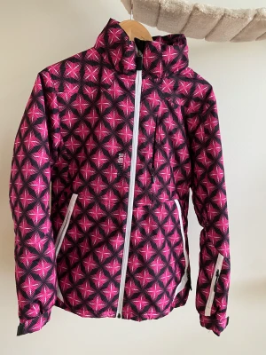 Skidjacka touch nine - Hund och katt finns i hemmet.