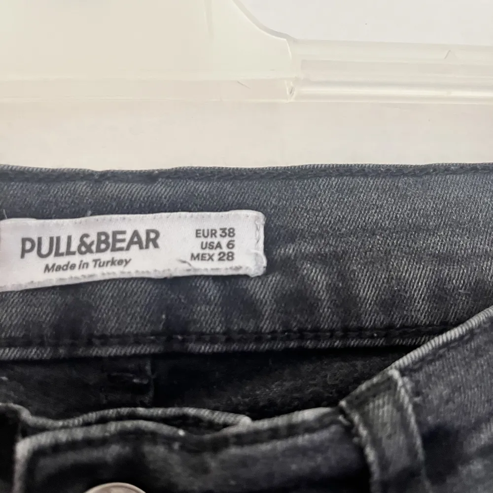 Säljer dessa super fina jeans från  pull&bear då de inte kommer till användning längre. Fint skick! Går att diskutera pris och skriv för mer info💕. Jeans & Byxor.