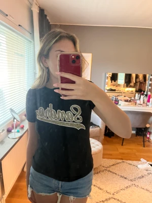 Sandor Paris  - Säljer min svarta sandor Paris tröja. Super fin och bra skick. Står inte vilken storlek de är på den, men de passar bra på mig och jag brukar ha s/36 i tröjor.