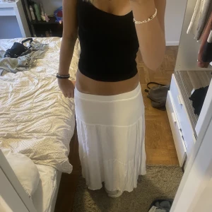 Vit långkjol - Kjol från stradivarius! Endast använd 1 gång alltså i bra skick. Skriv privat vid frågor eller om ni vill köpa💖