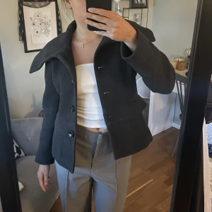 Kort kappa - Såå fin jacka köpt på zalandos pre owned, inga defekter! Den är svart/mörk grå i färgen. Frakt tilkommer 