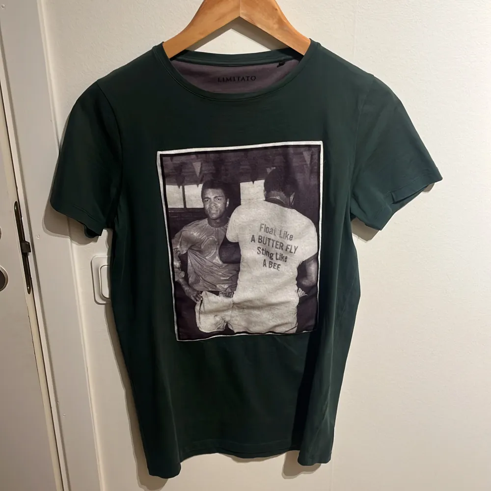 Eftertraktad limitato T-shirt med tryck av Muhammad Ali, grön. Nypris runt 1600. T-shirts.