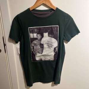 Eftertraktad limitato T-shirt med tryck av Muhammad Ali, grön. Nypris runt 1600