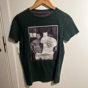 Limitato t-shirt - Eftertraktad limitato T-shirt med tryck av Muhammad Ali, grön. Nypris runt 1600