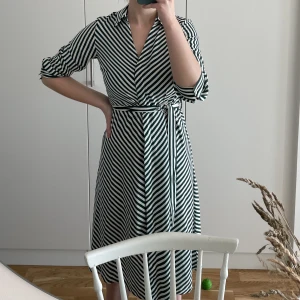 Randig klänning  - Randig klänning från hm. Kommer inte till användning längre men väldigt fin. 