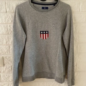 Gant sweatshirt i storlek S. - Grå tröja med med Gant tryck.