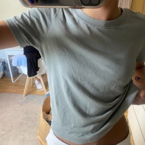 Zara t shirt - Säljer denna asnajs t shirt då den inte kommer till användning längre⚡️⚡️