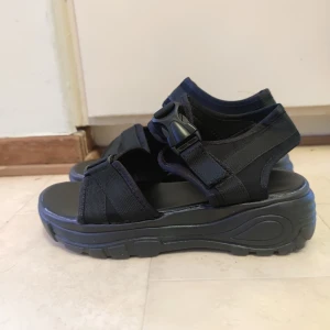 Chunky sandaler oanvända - Sandaler med 5 cm platå, helt oanvända, bara provade men passade inte mig tyvärr.   Väldigt sköna!