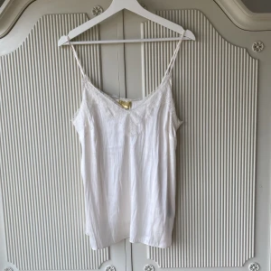 Silkes linne - Superfint liknelsens, funkar bra både i till vardags och vid tillställning! Sälja då den aldrig kommer till användning💘 Bara att skriva vid eventuella frågor 🤗