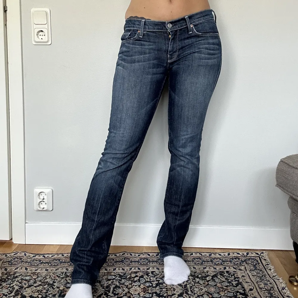 Assnygga lågmidjade jeans från märket 7 For All Mankind! Säljer då de tyvärr är för små för mig. Jag har vanligtvis waist 28/29 och är 170 cm. Skriv för fler bilder och mått❣️. Jeans & Byxor.