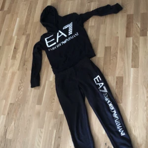 ea set  - storlek s kom med bud 