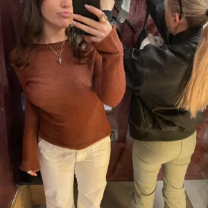 Vinröd ull tröja  - Ulltröja från weekday med öppen rygg. Kan både ha på fest eller bara vardagligt. 