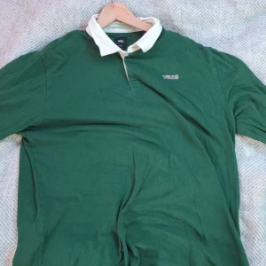 Grön vans tröja - !! OANVÄND!!  Grön tröja med vit krage och tre knappar