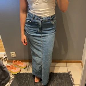 Lång jeanskjol - Jeanskjol från zara. Endast använd en gång. Storlek M, men väldigt stretchiga material! 