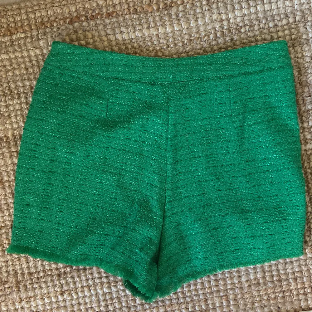 Så fin kjol/shorts i tweed från Zara🤍 M men sitter bra på mig som har S . Kjolar.