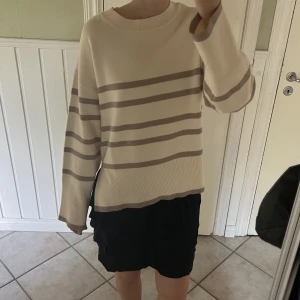 Vit stickad tröja beige ränder  - Har slits på sidorna så den lägger sig fint💞köpt för nära 500 och i nyskick 