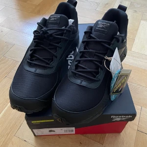 Reebok Gore-Tex skor strl 44 - Säljer ett par oanvända Reebok skor i strl 44  Skickas smidigt för 74kr Spårbart paket 