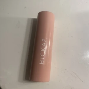 Hickap - Säljer detta bronzer/contour stick ifrån hickap i färgen Icy chai, använd Max 2 gånger ( med en borste och inte på huden!) nypris 219🫶❤️